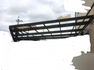 台風で破壊されたテラス屋根